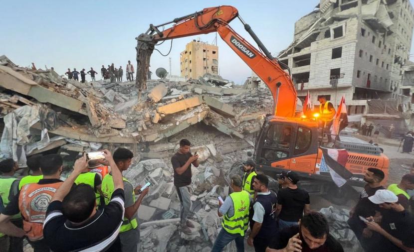 انهيار مبنى بغرب غزة يودي بحياة 8 فلسطينيين