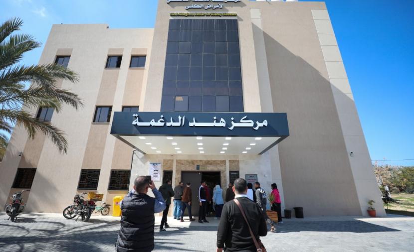 ناصر الطبي يحذر من توقف خدمات غسيل الكلى