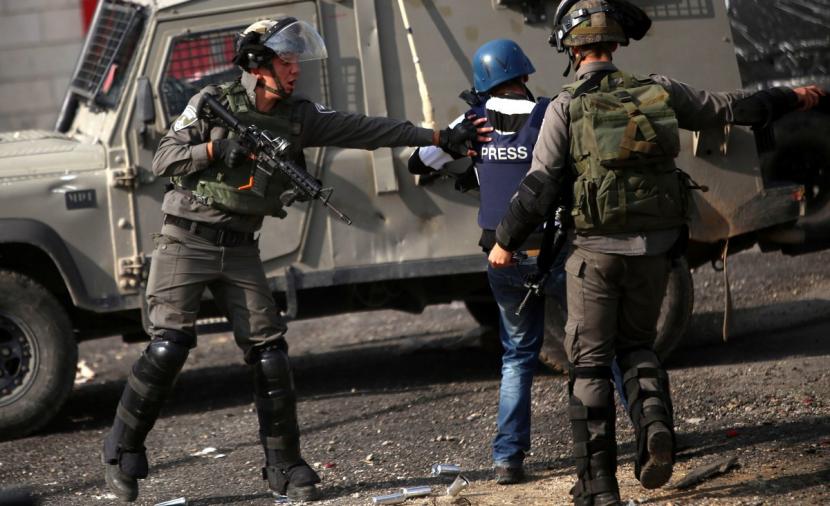 الاحتلال يحتجز 37 صحفياً فلسطينياً في معتقلاته
