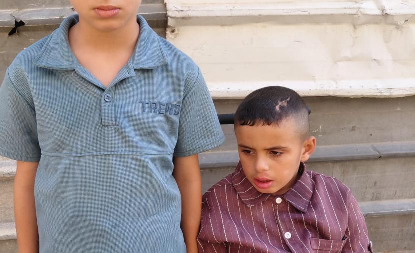 شقيقان فلسطينيان يعالجان إصابات من قصف الاحتلال