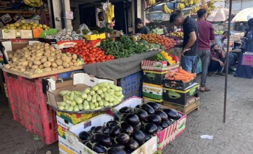غزيون يشتكون من ارتفاع الأسعار وإخفاء السلع