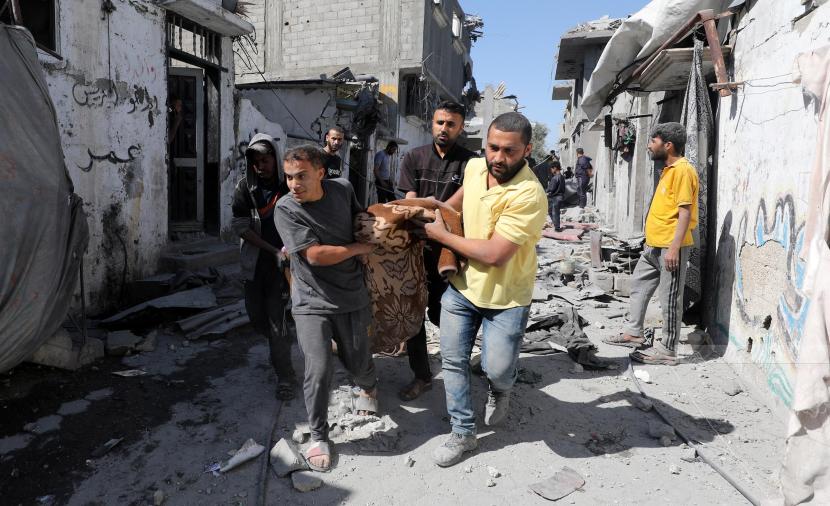 الاحتلال يقتل ثلاثة فلسطينيين ويواصل قصف غزة