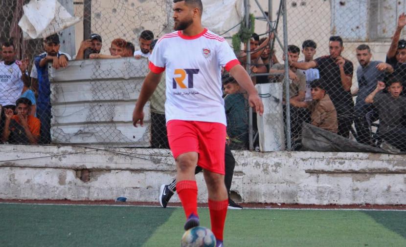 لاعب كرة قدم فلسطيني فقد أسرته في غزة