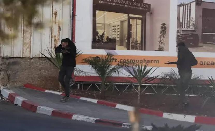 الاحتلال يستثمر عملية الخليل ذريعة لعملية عسكرية موسّعة