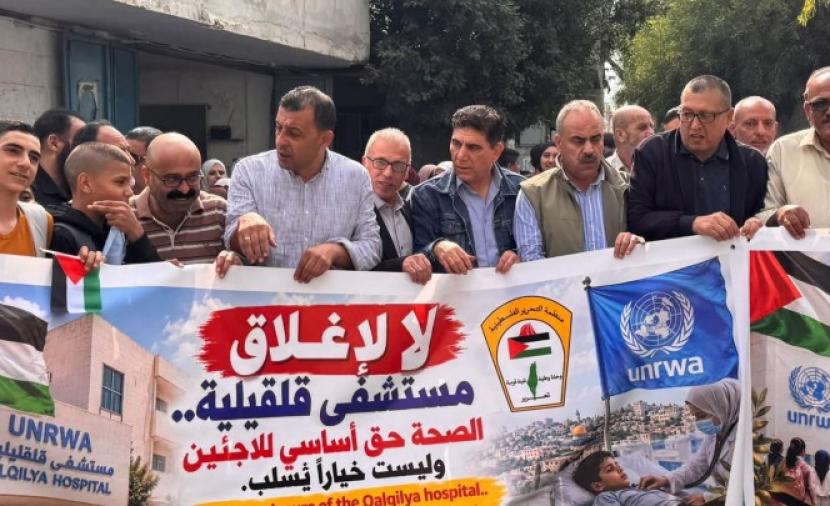 لاجئو مخيمات نابلس يعترضون على تقليص خدمات أونروا