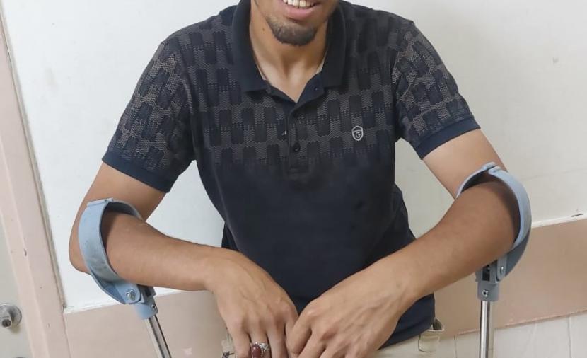 يوسف شحادة يتنقل على عكازين في خيمة النزوح بغزة