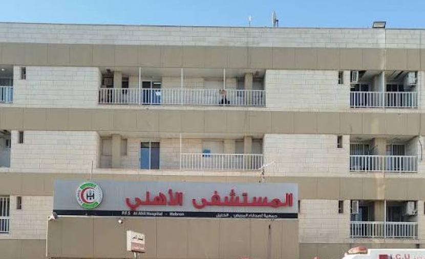 قوات الاحتلال تطلق غاز مسيل للدموع على المستشفى الأهلي بالخليل