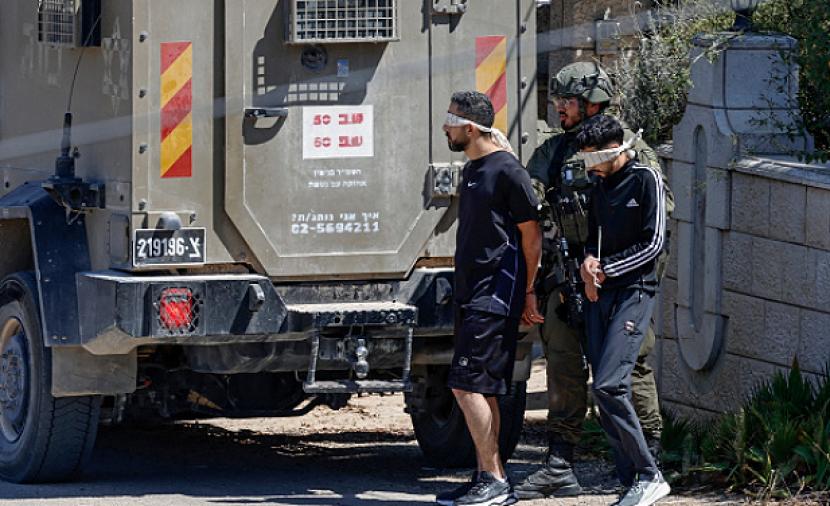 مستوطنون يهاجمون السموع وقوات الاحتلال تعتقل شقيقين بالخليل