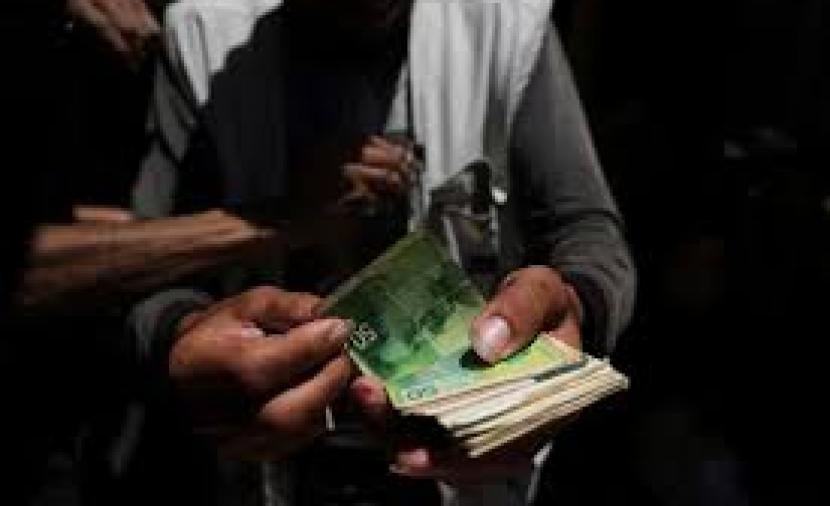 محال غزة ترفض النقد.. عقوبة إضافية على السكان