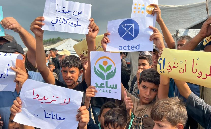 نازحو خانيونس يحتجون على نقص الخيام والمياه والمساعدات
