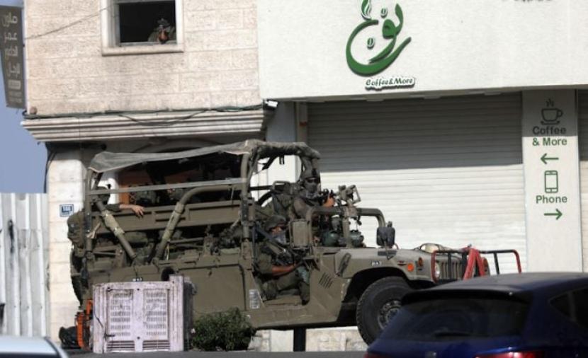 الاحتلال يهجّر آلاف السكان في عملية عسكرية بالخليل