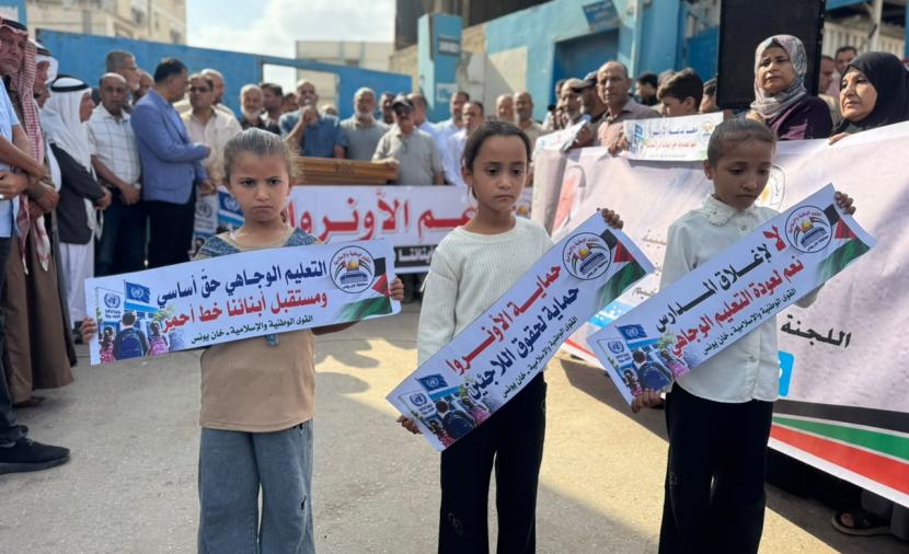 متظاهرون في خانيونس يطالبون بحماية خدمات الأونروا