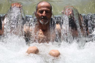 <h1>فلسطينيو "أريحا" يهربون من حرارة الطقس إلى ينابيع المياه</h1>