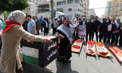 جنازة رمزية أمام مقر الصليب الأحمر بغزة للمطالبة ب…اج عن الأسرى الشهداء لدى حكومة الإحتلال الإسرائيلي9.JPG