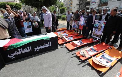 جنازة رمزية أمام مقر الصليب الأحمر بغزة للمطالبة ب…اج عن الأسرى الشهداء لدى حكومة الإحتلال الإسرائيلي10.JPG