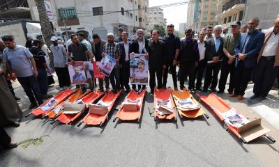 جنازة رمزية أمام مقر الصليب الأحمر بغزة للمطالبة ب…اج عن الأسرى الشهداء لدى حكومة الإحتلال الإسرائيلي12.JPG