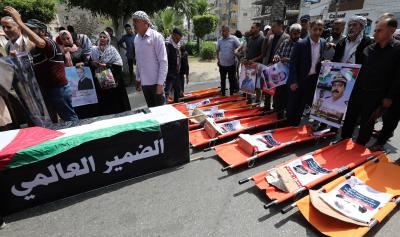جنازة رمزية أمام مقر الصليب الأحمر بغزة للمطالبة ب…اج عن الأسرى الشهداء لدى حكومة الإحتلال الإسرائيلي11.JPG