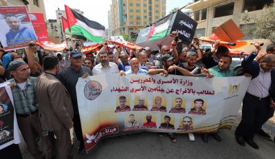 جنازة رمزية أمام مقر الصليب الأحمر بغزة للمطالبة ب…اج عن الأسرى الشهداء لدى حكومة الإحتلال الإسرائيلي3.JPG