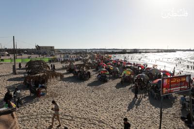 بحر غزة يزدحم بآلاف المصطافين هرباً من حرارة الجو (2).jpg
