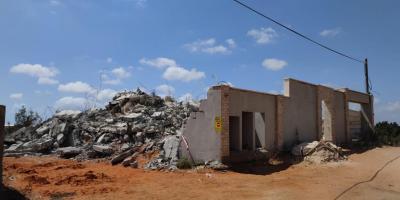 انتهاكات الاحتلال - هدم - جرافات الاحتلال تهدم منزلاً في مدينة الطيرة (6).jpg