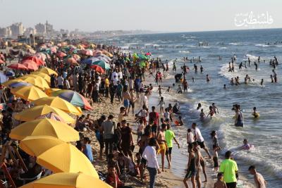 بحر غزة يزدحم بآلاف المصطافين هرباً من حرارة الجو (24).jpg
