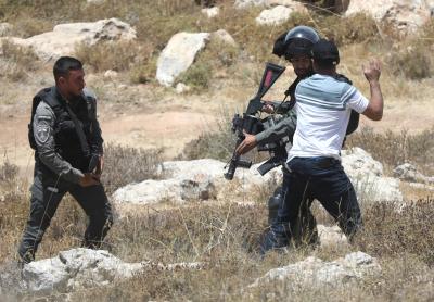 انتهاكات الاحتلال - مواجهات - استيطان - مواطنون يواجهون قوات الاحتلال خلال محاولة السيطرة على أراضيهم في ترقوميا (3).jpg