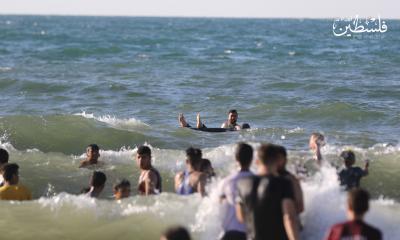 بحر غزة يزدحم بآلاف المصطافين هرباً من حرارة الجو (19).jpg