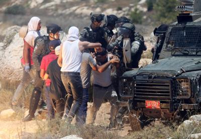 انتهاكات الاحتلال - مواجهات - استيطان - مواطنون يواجهون قوات الاحتلال خلال محاولة السيطرة على أراضيهم في ترقوميا (14).jpg