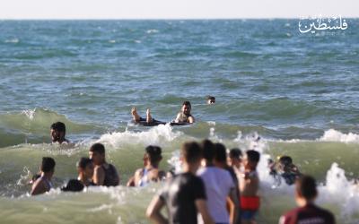 بحر غزة يزدحم بآلاف المصطافين هرباً من حرارة الجو (18).jpg