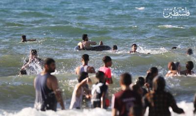 بحر غزة يزدحم بآلاف المصطافين هرباً من حرارة الجو (17).jpg