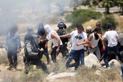 انتهاكات الاحتلال - مواجهات - استيطان - مواطنون يواجهون قوات الاحتلال خلال محاولة السيطرة على أراضيهم في ترقوميا (12).jpg