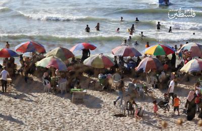 بحر غزة يزدحم بآلاف المصطافين هرباً من حرارة الجو (9).jpg