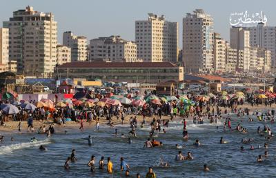 بحر غزة يزدحم بآلاف المصطافين هرباً من حرارة الجو (26).jpg