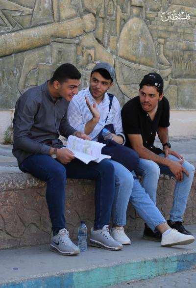 أجواء ما قبل دخول قاعة الامتحان للثانوية العامة - غزة (22)