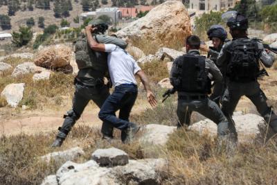 انتهاكات الاحتلال- مواجهات - جيش الاحتلال يطارد متظاهرين فلسطينيين بعد مظاهرة ضد المستوطنات الإسرائيلية في قرية ترقوميا