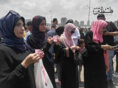 رسائل سياسية إلى البحر..   أهالي غزة يعبرون عن آمالهم بتحقيق الحرية البحرية لهم (1)
