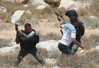 انتهاكات الاحتلال - مواجهات - استيطان - مواطنون يواجهون قوات الاحتلال خلال محاولة السيطرة على أراضيهم في ترقوميا (2).jpg