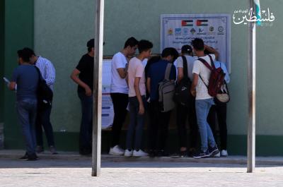 أجواء ما قبل دخول قاعة الامتحان للثانوية العامة - غزة (27)