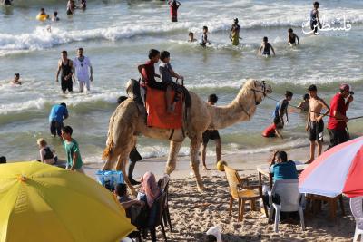 بحر غزة يزدحم بآلاف المصطافين هرباً من حرارة الجو (12).jpg