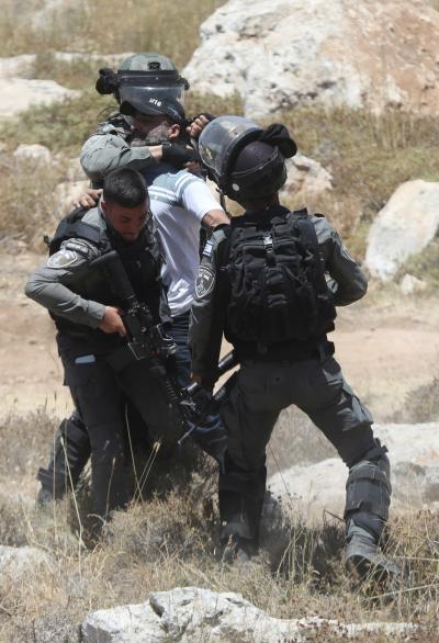 انتهاكات الاحتلال - مواجهات - استيطان - مواطنون يواجهون قوات الاحتلال خلال محاولة السيطرة على أراضيهم في ترقوميا (26).jpg