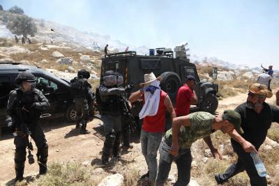 انتهاكات الاحتلال - مواجهات - استيطان - مواطنون يواجهون قوات الاحتلال خلال محاولة السيطرة على أراضيهم في ترقوميا (10).jpg