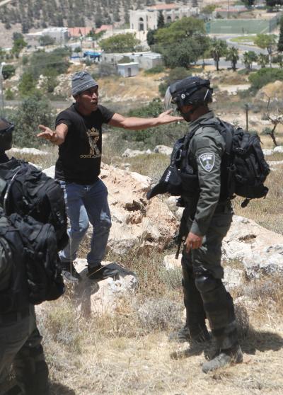 انتهاكات الاحتلال - مواجهات - استيطان - مواطنون يواجهون قوات الاحتلال خلال محاولة السيطرة على أراضيهم في ترقوميا (11).jpg