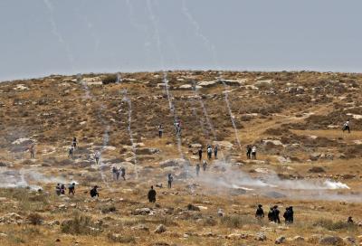 قوات الاحتلال تقمع مسيرة في منطقة طريق (5).jpg