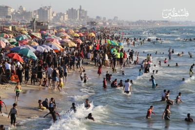 بحر غزة يزدحم بآلاف المصطافين هرباً من حرارة الجو (25).jpg