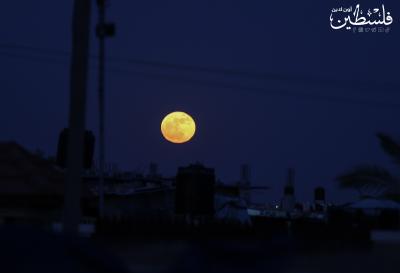 القمر العملاق في سماء غزة (1)