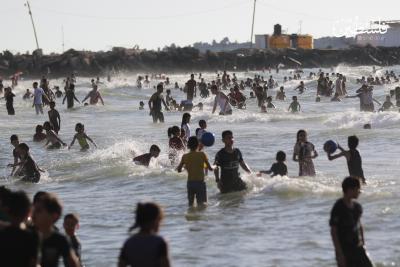بحر غزة يزدحم بآلاف المصطافين هرباً من حرارة الجو (21).jpg