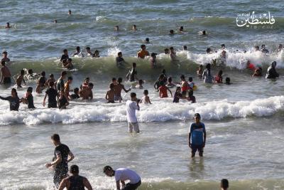 بحر غزة يزدحم بآلاف المصطافين هرباً من حرارة الجو (14).jpg
