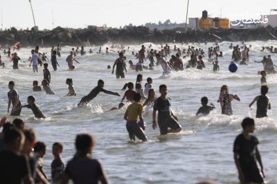 بحر غزة يزدحم بآلاف المصطافين هرباً من حرارة الجو (20).jpg