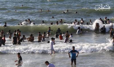 بحر غزة يزدحم بآلاف المصطافين هرباً من حرارة الجو (15).jpg