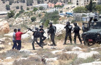 انتهاكات الاحتلال - مواجهات - استيطان - مواطنون يواجهون قوات الاحتلال خلال محاولة السيطرة على أراضيهم في ترقوميا (19).jpg